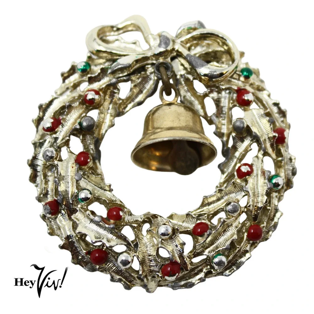 Vintage Holiday Christmas Wreath Pin w Bell Gold Metal w Enamel 1.75
